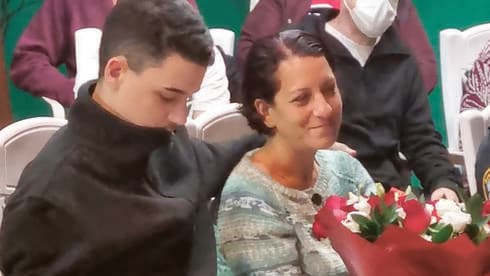 קרן אלמנתו של עמיחי ובנו בטקס קרן אלמנתו של עמיחי ובנו בטקס