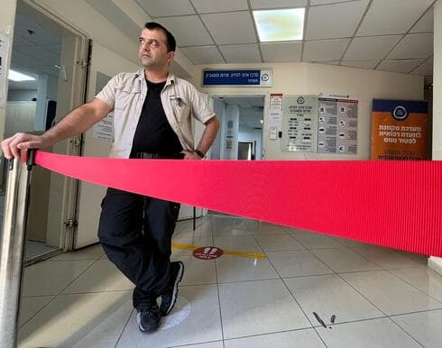 "חוץ ממאבטח אני גם חצי פסיכולוג", אומר רושל אגייב, המאבטח במשרדי מס הכנסה באשדוד 