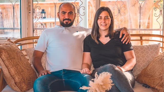 הזוג בוחבוט בסימונה". "רצינו שיהיה כאן כמה שיותר חיבור לטבע ולנוף שנשקף מכאן"