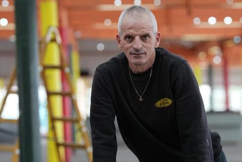 אליעזר פרץ, יו''ר ועד הסוחרים בשוק בקרית שמונה, זועם על ההחלטה להעלאת מחיר השימוש בדוכנים ויוצא למאבק