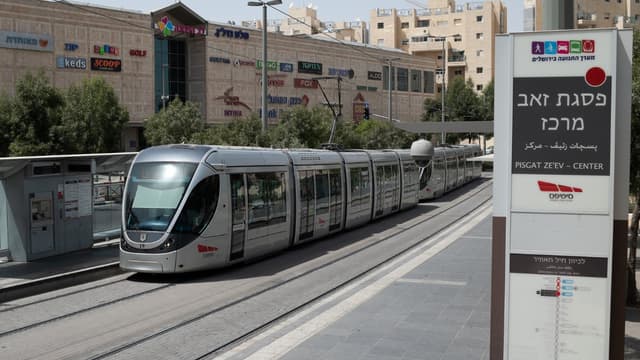 פסגת זאב, תחנת הרכבת הקלה