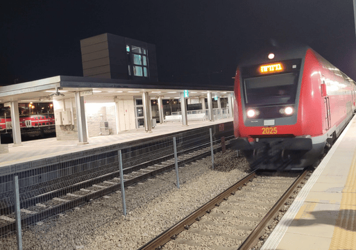 תחנת הרכבת בלילה