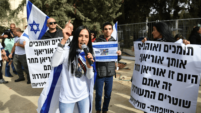 תומכים בכליפא (ארכיון: יואב דודקביץ') המחאה מחוץ לבית המשפט בשבוע שעבר