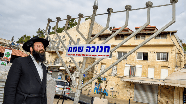 רגע לפני חנוכה, הרב מנדי הראל מצפת מספר על הדלקת חנוכיות ציבוריות ברחבי הערים