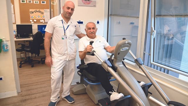 בנימין שרבט יחד עם אחמד מואסי, אחראי הפיזיותרפיה במחלקה לשיקום אורתופדי
(צילום: יאיר שגיא) בנימין שרבט עם אחד המטפלים