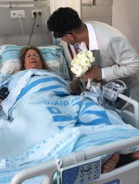 "אנחנו כואבים, אבל חתונה לא דוחים". דבורה ובנה שלומי (צילום: באדיבות המשפחה) דבורה אביטל מקרית ים נפצעה קשה בתאונה