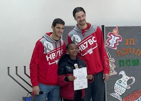 שוכמן ואייזנהארט מעניקים תעודת הוקרה לילד מ"פותחים עתיד" (צילום: הפועל "אלטשולר שחם" באר-שבע/דימונה) שוכמן ואייזנהארט מעניקים תעודת הוקרה לילד מ"פותחים עתיד"