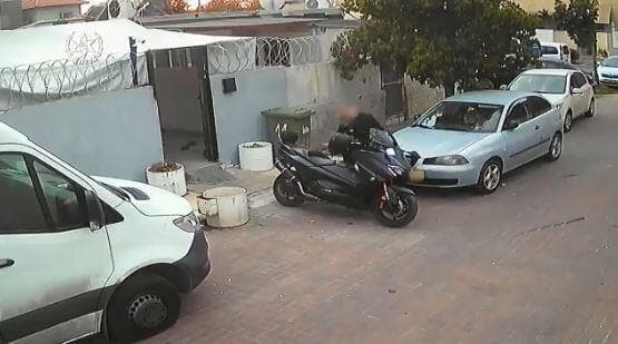 החשוד עם הקטנוע בביתו בחולון