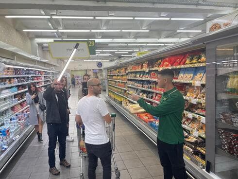 בסרטון מליקסון משחק כמה בעלי תפקידים בסופר
