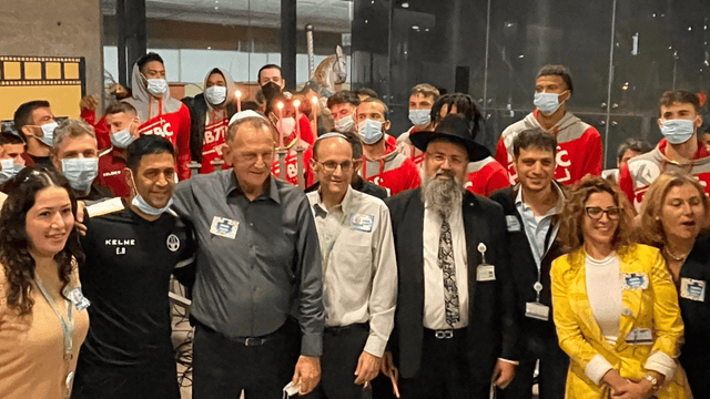 אנשי הכדורגל והכדורסל ב"סורוקה". עשו שמח לילדים