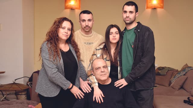 "אנחנו מנסים לחיות עם מה שיש ויודעים שאסור להרים ידיים". משפחת בעבור (צילום: שרון צור) איציק בעבור ובני משפחתו, זקוק לתרומת כליה