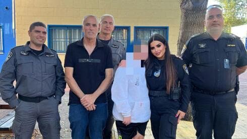שוטרי  תחנת באקה אל גרביה עם הנער