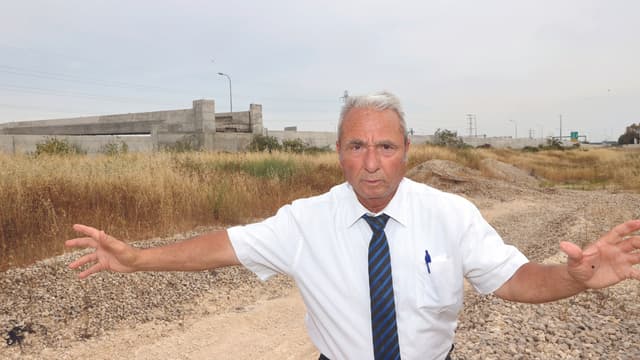 עו"ד סעדיה ליד הגשר שעמד כפיל לבן