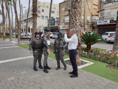 ראש העיר אבי אלקבץ בשיחה עם צוות סיירות