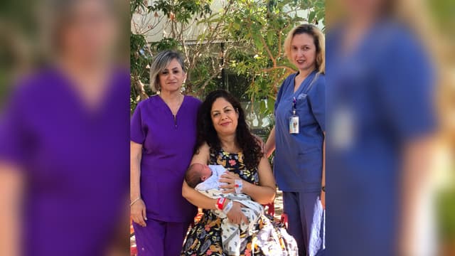 ד״ר מילנה גלמן, שרון אלון טויטו וזהבה סופר המיילדת במרכז הרפואי הלל יפה (צילום: באדיבות הלל יפה) ד״ר מילנה גלמן, שרון אלון טויטו וזהבה סופר המיילדת במרכז הרפואי הלל יפה