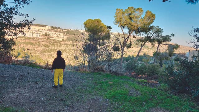 הילד השבוע ליד ביתו. "גם הוא לא מספר לחבריו" 