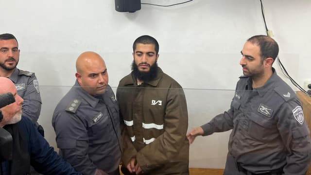 המחבל אסלאם פרוח שביצע את הפיגוע הכפול בירושלים בדיון הארכת מעצרו בבית המשפט (צילום: לירן תמרי) המחבל אסלאם פרוח שביצע את הפיגוע הכפול בירושלים בדיון הארכת מעצרו בבית המשפט