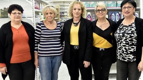 "הקפדנו להציע מחירים זולים ומוצרים מיוחדים". צוות המוכרות 