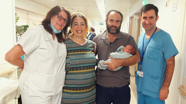 שירלי ואוהד ליפניק עם בנם ועם ד"ר עומר וויצנר, מנהל מחלקת יולדות ג' וג'ניס זאוסמר, מנהלת סיעוד של מחלקת יולדות ג'