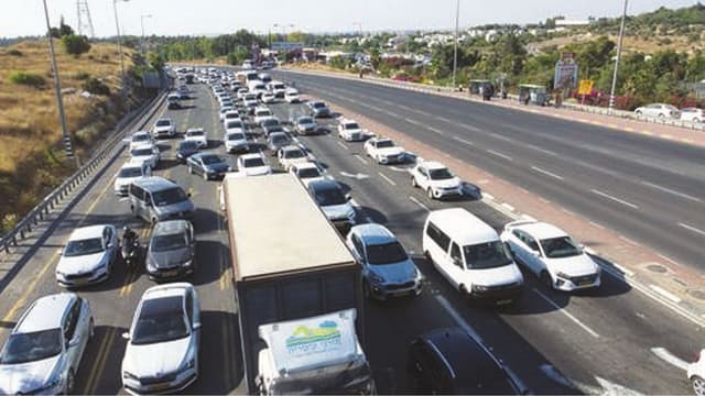 ארוכה הדרך הביתה. פקק בכביש 443