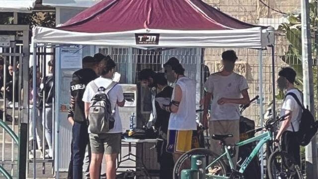  עמדת תפילין ליד בית הספר
