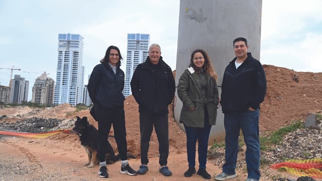 הפעילים בפולג. מימין: דודו סלמה, ריקה אוזן אידלמן, אילן ירוס וזהר אלטמן ראביד. ניסיון אחרון לעצור את התוכנית (יאיר שגיא) פעילי מאבק תוכנית המלונאות בפולג
