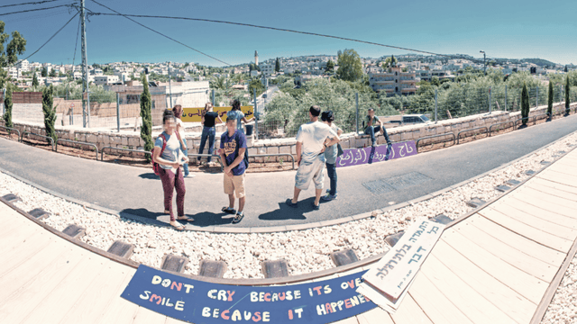תלמידי ה'דו־לשוני' זמן קצר לאחר שריפת שתי הכיתות 