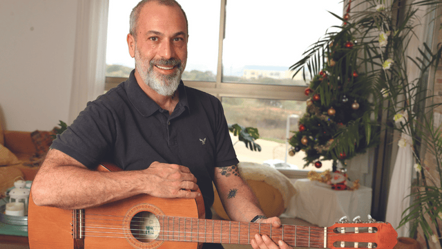 עם הגיטרה. קלאסיקות יווניות