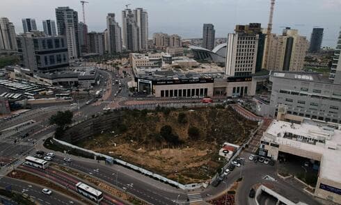 תוכנית הבנייה השנויה במחלקת בצפון אשדוד: גורדי שחקים בלי תשתיות וחניות ( צילום: גדי קבלו) תוכנית הבנייה השנויה במחלקת בצפון אשדוד: גורדי שחקים בלי תשתיות וחניות