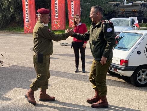 הרס"ר המיתולוגי של גדוד 101 איציק עמיאל מקבל את הרמטכ"ל אביב כוכבי (צילום: העמותה להנחלת מורשת הצנחנים) הרס"ר המיתולוגי של גדוד 101 איציק עמיאל מקבל את הרמטכ"ל אביב כוכבי