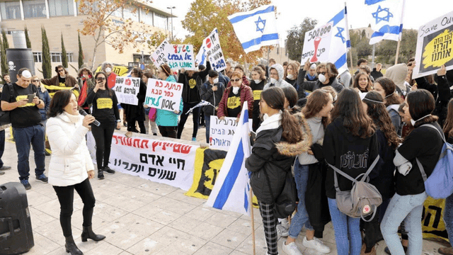 הפגנה נגד אישור התחנות