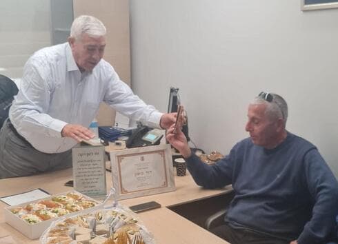 שמעון מלול מעניק לביטון שי צנוע. "איש בעל ידע מקצועי רב"