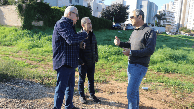מ"מ ראש העירייה ניר בן חיים בסיור בשכונה