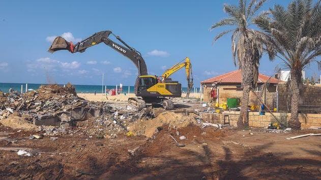 הדחפורים הרסו את המסעדות בחוף, בקרוב יגיעו הפודטראקס? (צילום: אביגיל עוזי) הדחפורים הרסו את המסעדות בחוף ראשון
