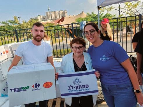 מינה קלמן חדד בחלוקת חבילות לנזקקים