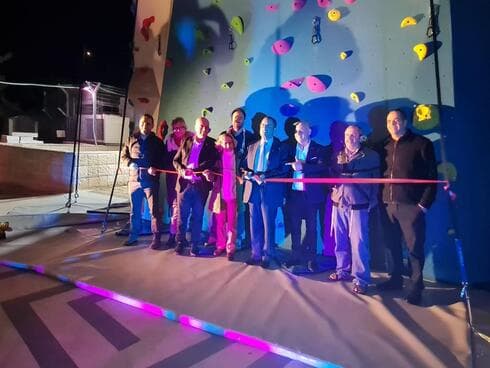 טקס חניכת קיר הטיפוס החדש בארמון הנציב (צילום: מינהל קהילתי תלפ"ז) טקס חניכת קיר הטיפוס החדש בארמון הנציב