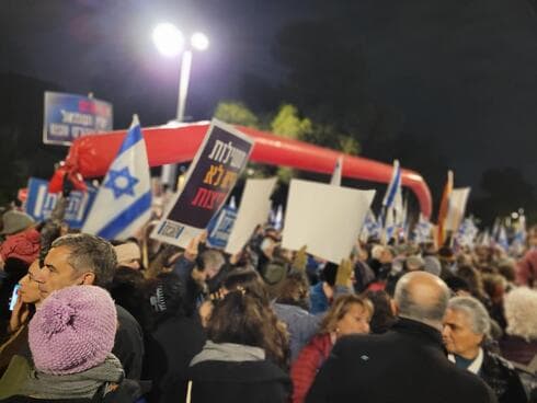 המחאה מול בית הנשיא. הקו האדום