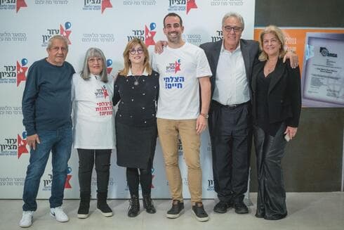 דניאל אשד עם אנשי "בית אורנית"