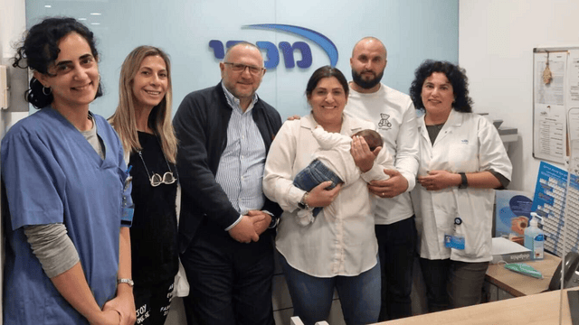 משפחת ששונוב בהרכב מלא עם הצוות הרפואי של 'מכבי' בקרית מוצקין (צילום: מכבי) בתמונה: משפחת ששונוב בהרכב מלא עם הצוות הרפואי של 'מכבי' בקרית מוצקין