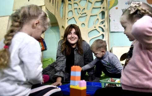 שנה אחרי שנמלטה מהמלחמה באוקראינה, מרים אלכסנדרוב  מסייעת לילדי הפליטים בבת ים