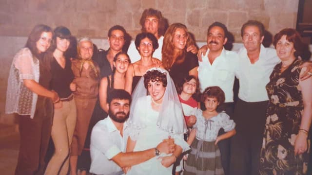 רחל דבש ומשפחתה בחתונת בנה הבכור, מושיק, 1979  |    