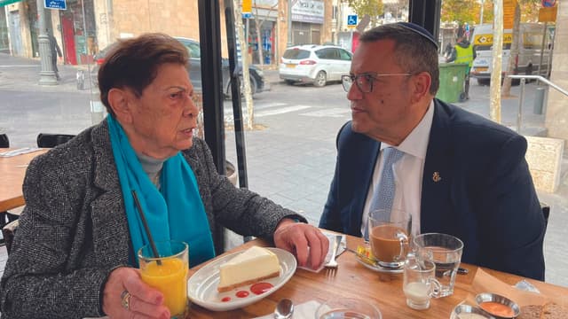 דבש מספרת את סיפורה לראש העירייה ליאון 