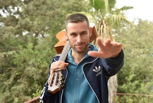 האמן יונתן קונדה רוצה לגשר מעל חומות ושסעים