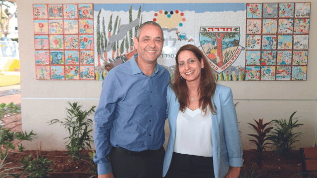 ניר בן חיים עם מנהלת בית ספר "לב", נורית אקשטיין