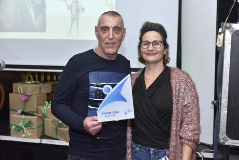 אודי חוסני מקבל את האות