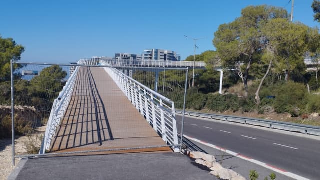 גשר מרשים אך סגור