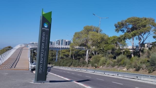 בינתיים משפחות וסטודנטים מסתכנים במעבר בכביש