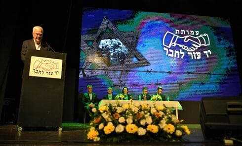 קשר מיוחד בין הקבוצה וניצולי השואה. יענקל'ה שחר בטכס