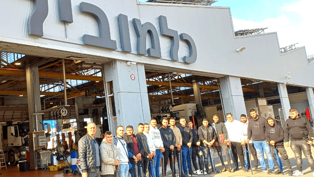 התלמידים במוסך כלמוביל