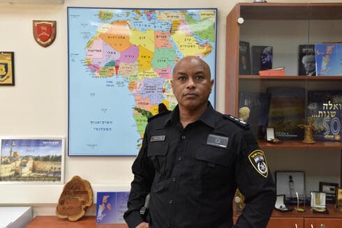 "בני הקהילה מצפים ממני יותר מכל מפקד תחנה אחר בשל היותי בן העדה האתיופית". נצ"מ ניר ג'מבר (צילום: שרון צור) "היתה לי ילדות נפלאה והשתלבתי בארץ בצורה מצוינת". נצ"מ ניר ג'מבר